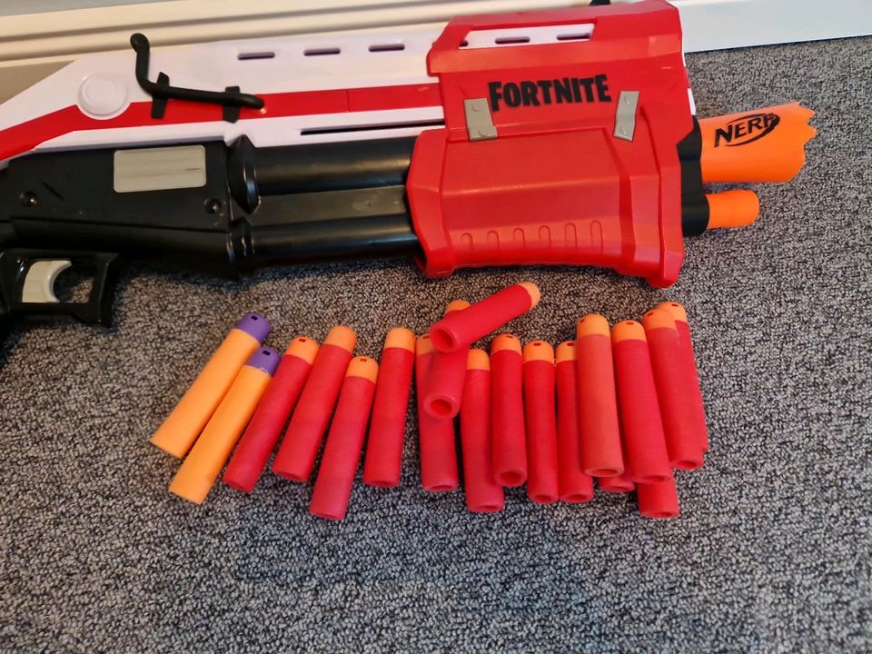 Nerf Fortnite Blaster mit Pfeilen in Osterby bei Medelby