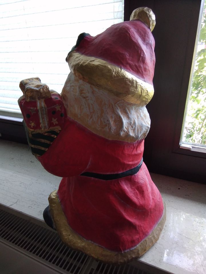 Dicker großer Weihnachtsmann mit roter Knollnase aus Pappmaché in Horneburg