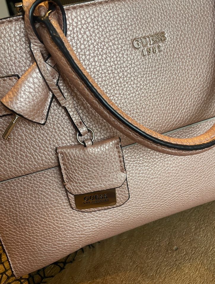 Guess Handtasche rosa rosegold in Moers