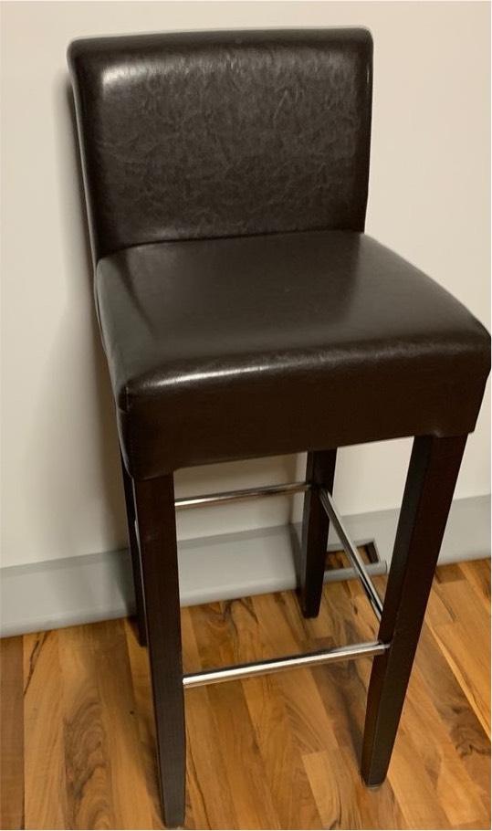 2 Barhocker aus Holz  gebraucht 1 Hocker gratis Neupreis 140€ in Bietigheim-Bissingen