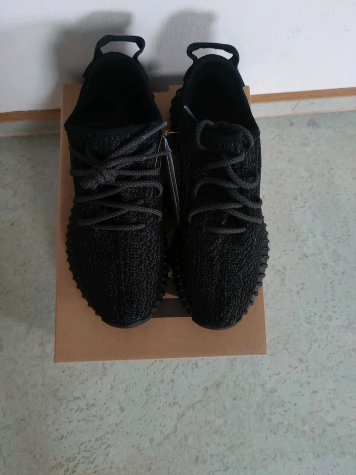 Adidas Yeezy Boost 350 Pirate Black 44 /US 10 NEU OVP in Grimma