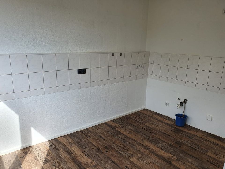 Schöne und günstige 7 Zimmer Wohnung mit Balkon!!! in Staßfurt