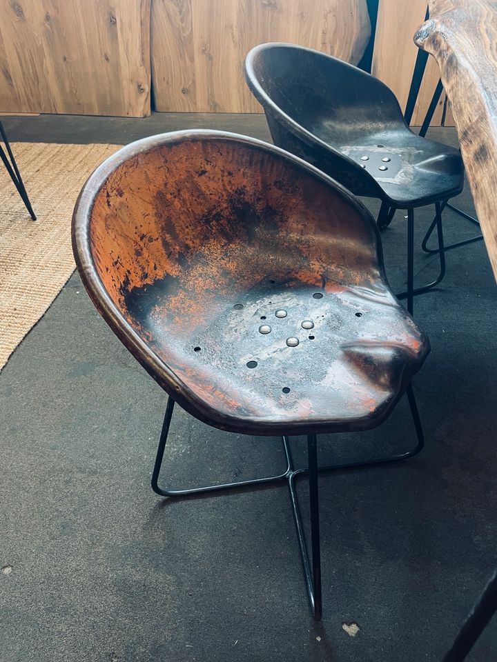 Restaurierte Traktor Metall Stühle & Hocker mit verschiedenen Gestellen | Originale Traktoren Schalen Sessel | Industrial Vintage Landhaus Stil Interior Design Sessel Lounge Bar Theke Kneipe Inventar in Berlin