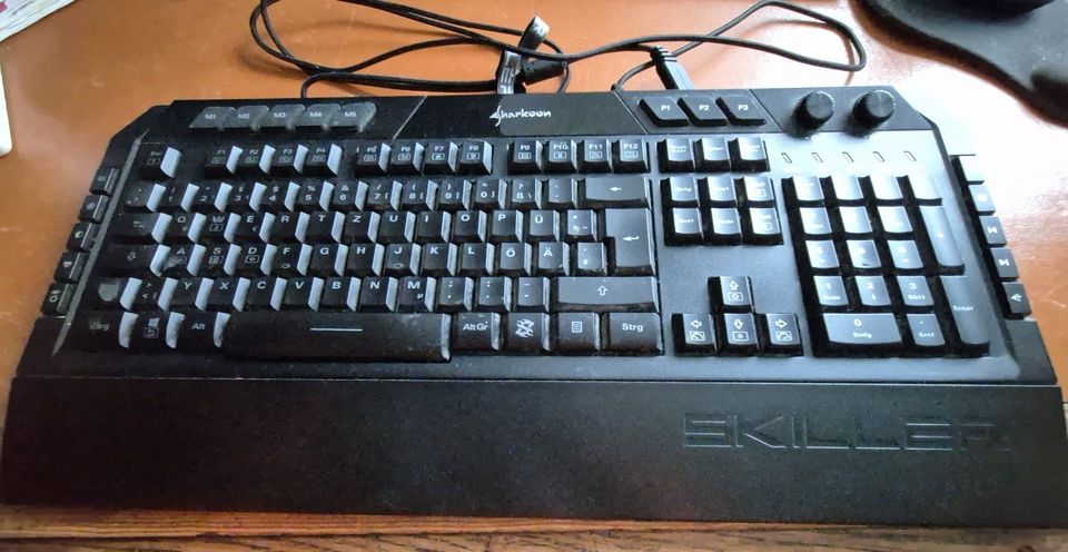 Sharkoon Skiller SGK5 RGB Gaming Tastatur QWERTZ kabelgebunden in München