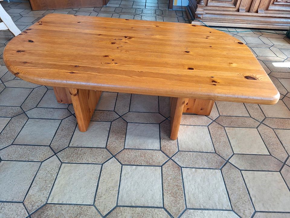 Kleiner Tisch aus massivem Holz in Oberboihingen
