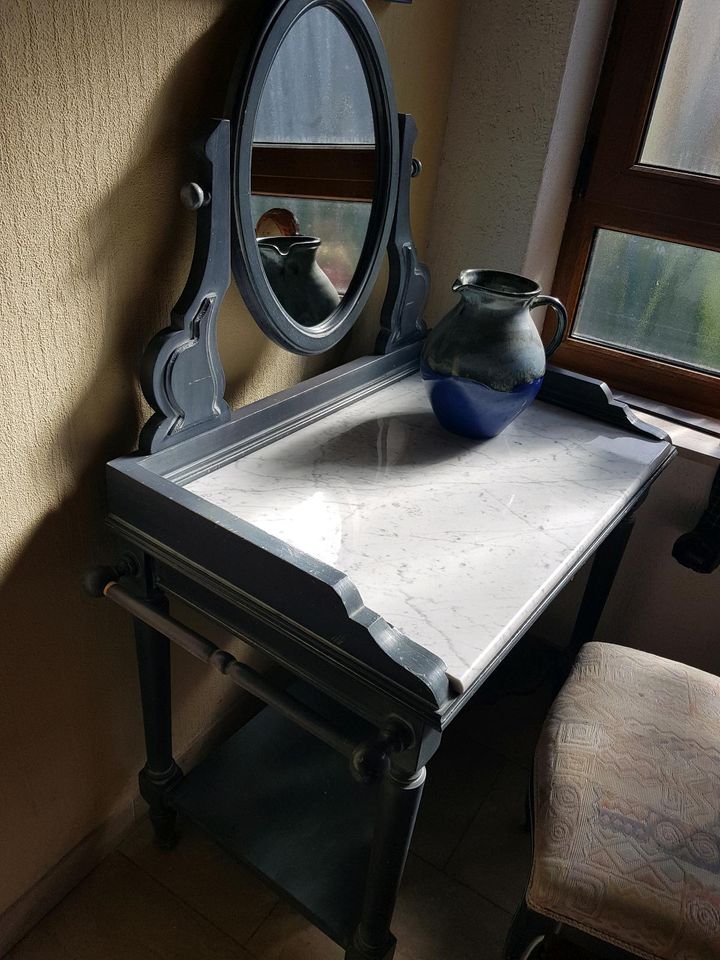 Waschtisch mit passenden Stuhl in Schnaittach