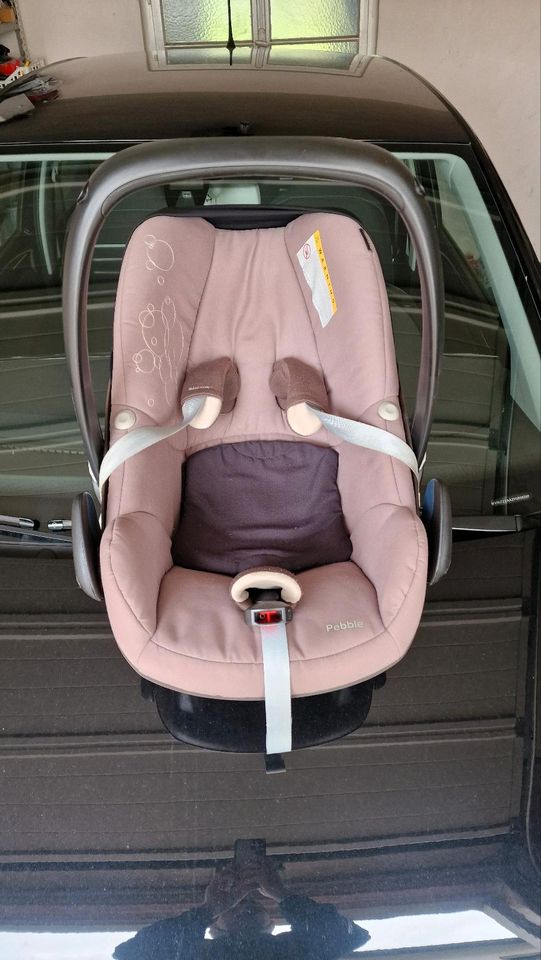 Maxi Cosi babyschale mit isofix station. in Mudau