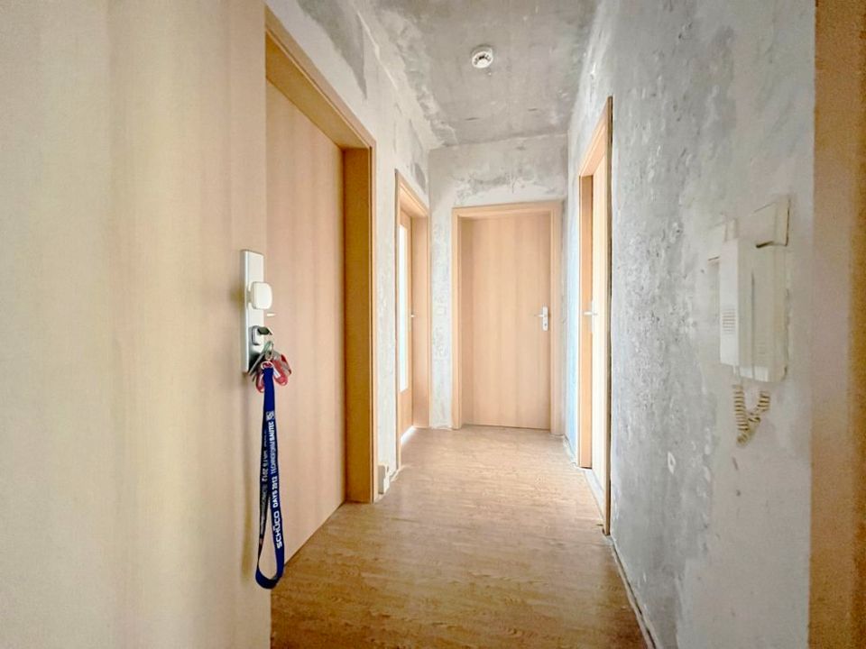 Familienwohnung mit Balkon zum Selbstrenovieren in Eisleben