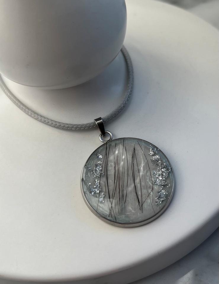 Schmuck Anhänger personalisierbar aus Tierhaar Pferdehaar Harz in Neumünster