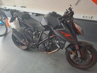 KTM 1290 Super Duke R 2017 Schwarz Wenig Km Baden-Württemberg - Neckartailfingen Vorschau