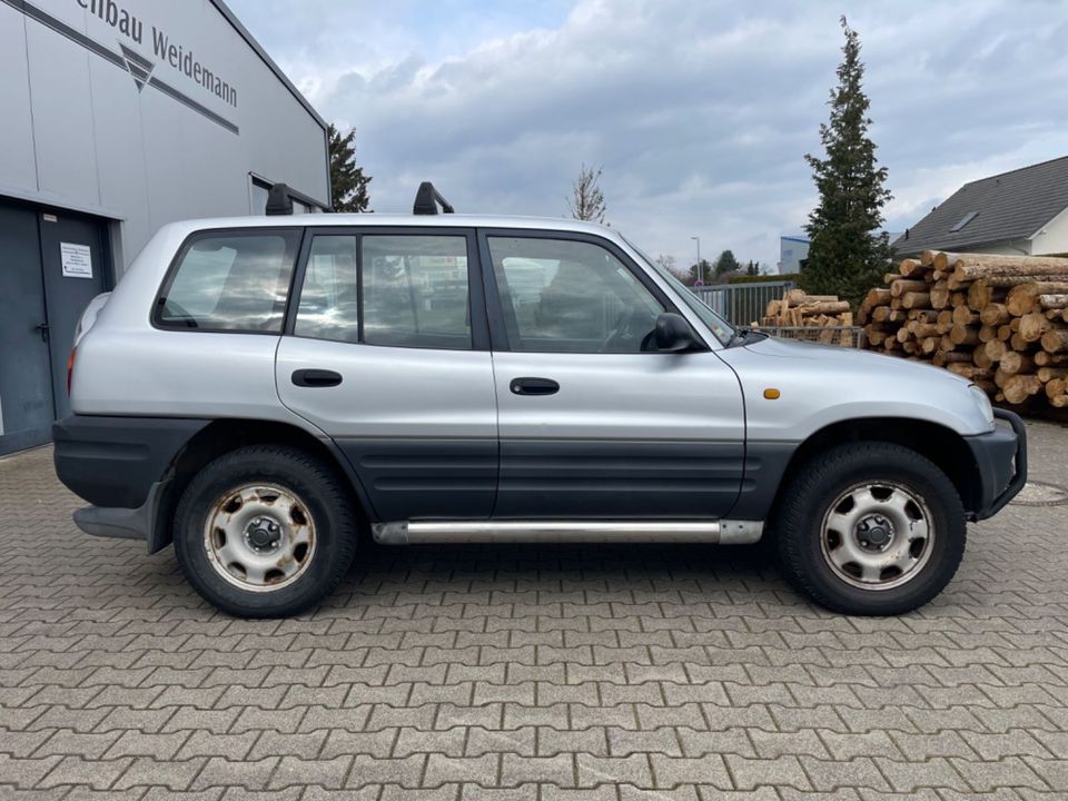 Toyota RAV 4 / 2.0 / 4x4 Allrad / AHK / 5 Tür / 3 Hand in Korbach