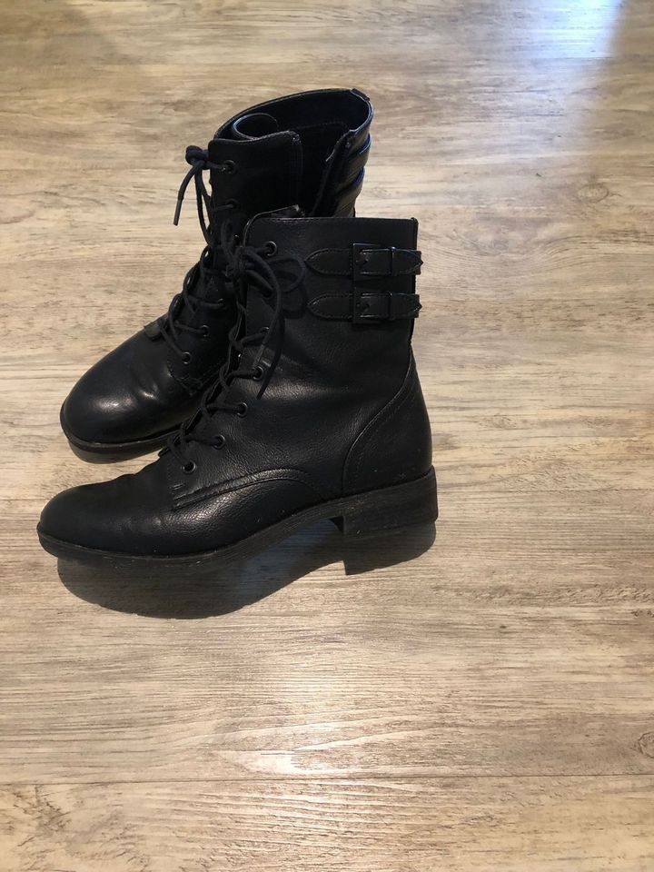 Boots, Stiefel mit Schnallen Gr. 39 in Ottendorf-Okrilla