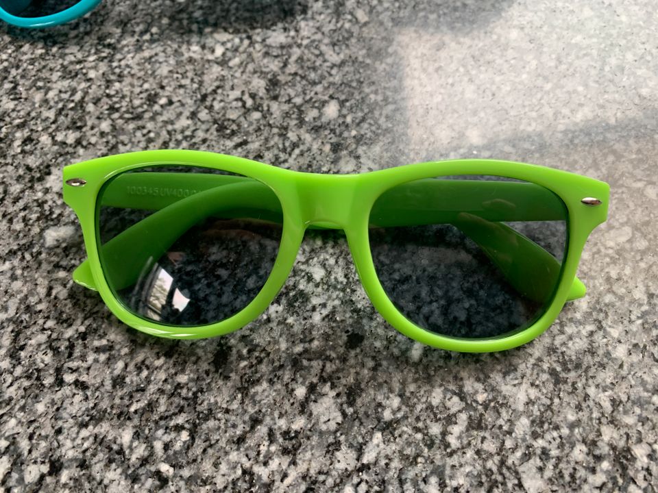 3 Sonnenbrillen grün türkis Partybrillen neu Werbebrille in Lüdinghausen