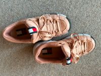 Hilfiger Sneaker Schuhe Damen 40 2x getragen topp Zustand Niedersachsen - Wustrow (Wendland) Vorschau