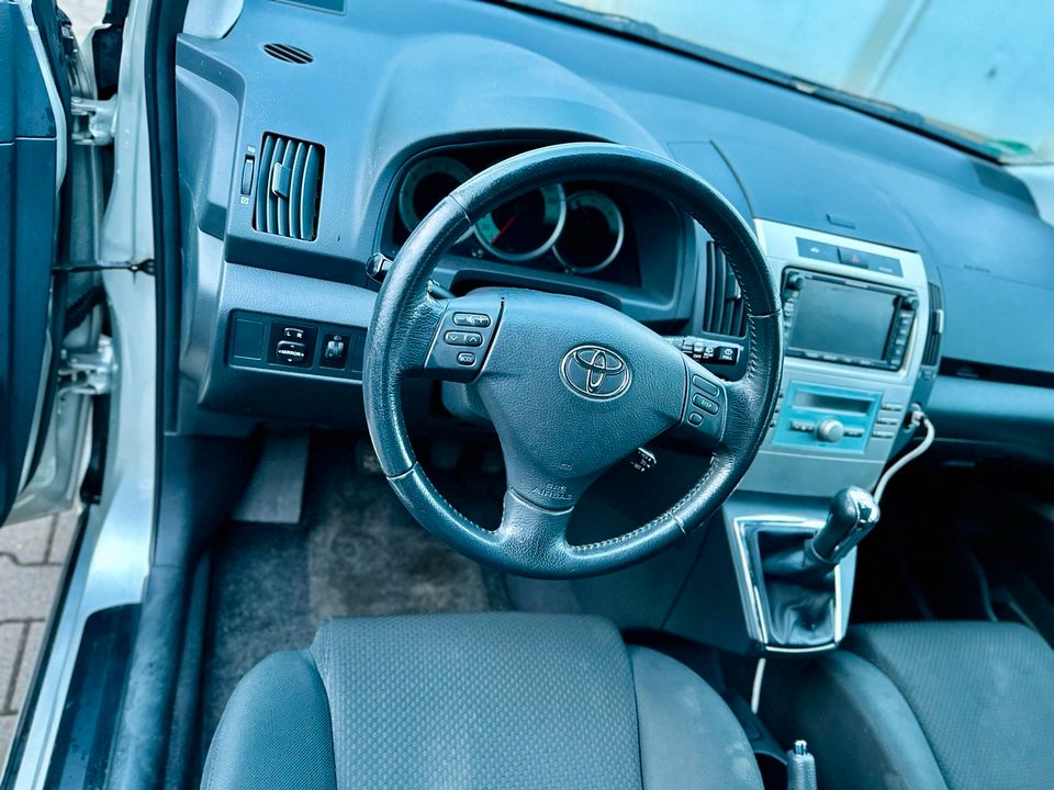 Toyota Corolla, Verso 1 Hand 7 Sitzplätze 2,0 Diesel in Detmold