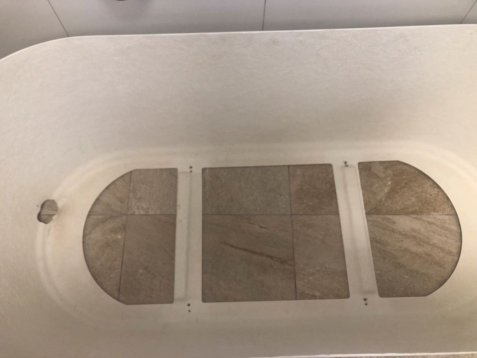 Freistehende Badewanne mit Wannenschürze in Aschersleben