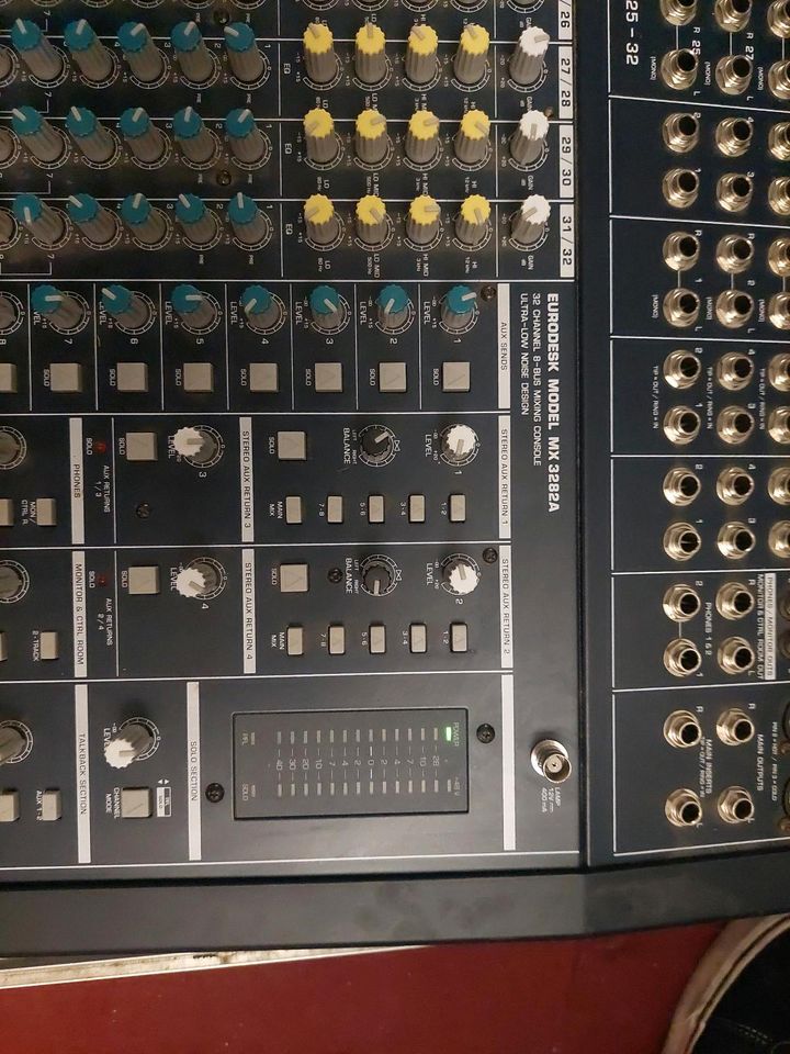 Behringer Eurodesk MX3282A Mischpult Analog in Wörnitz