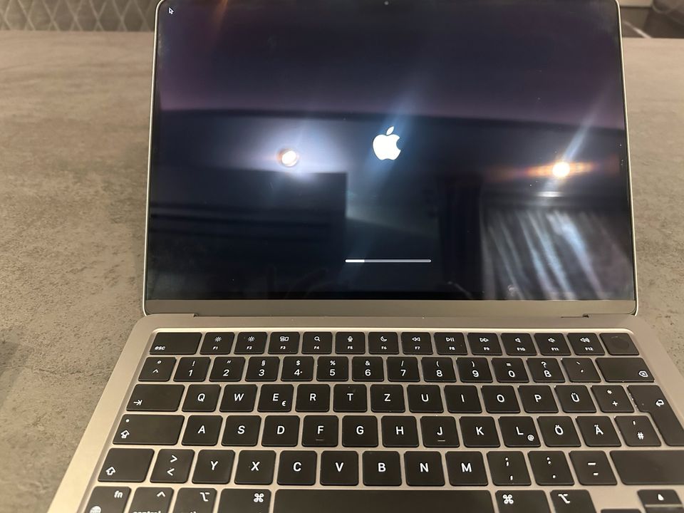 MacBook Air mit Apple M2 Chip 8 GB in Köln