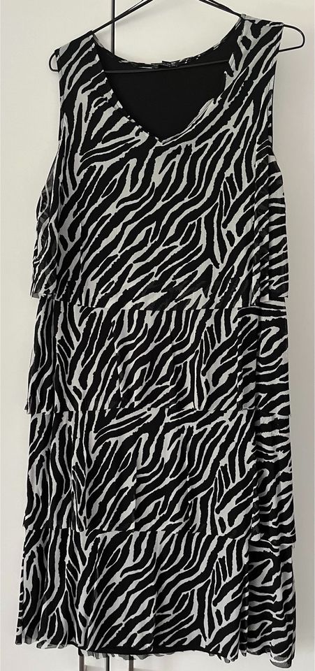 Comma Kleid Größe 44 schwarz grau Zebra in Oberndorf am Neckar