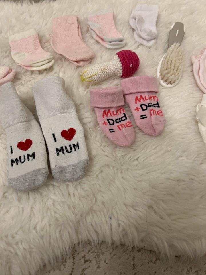 7 paar Socken 2 Paar Fäustlinge, 1 Babyspielzeiug in Jünkerath