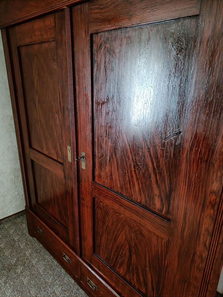 Kleiderschrank, Massivholz dunkelbraun, retro vintage in Grebenhain