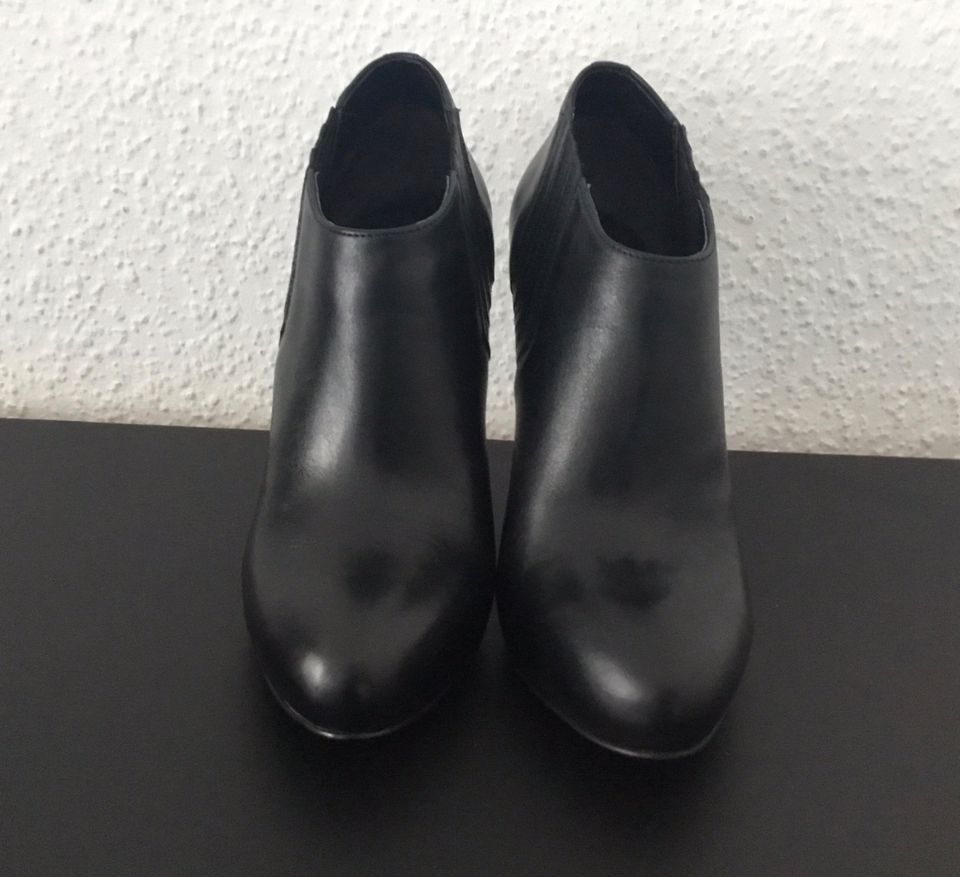 GUESS echt Leder Stiefeletten Stilettos Schwarz Gr. 37 Neuwertig in Essen