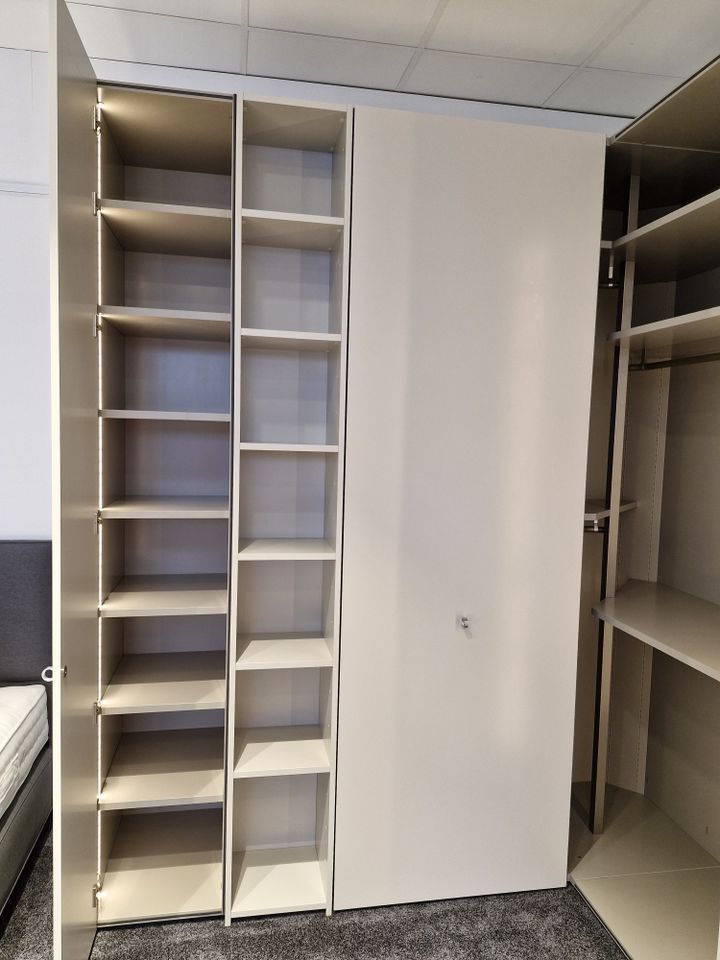 Kleiderschrank mit vielen Details von Interlübke in Minden