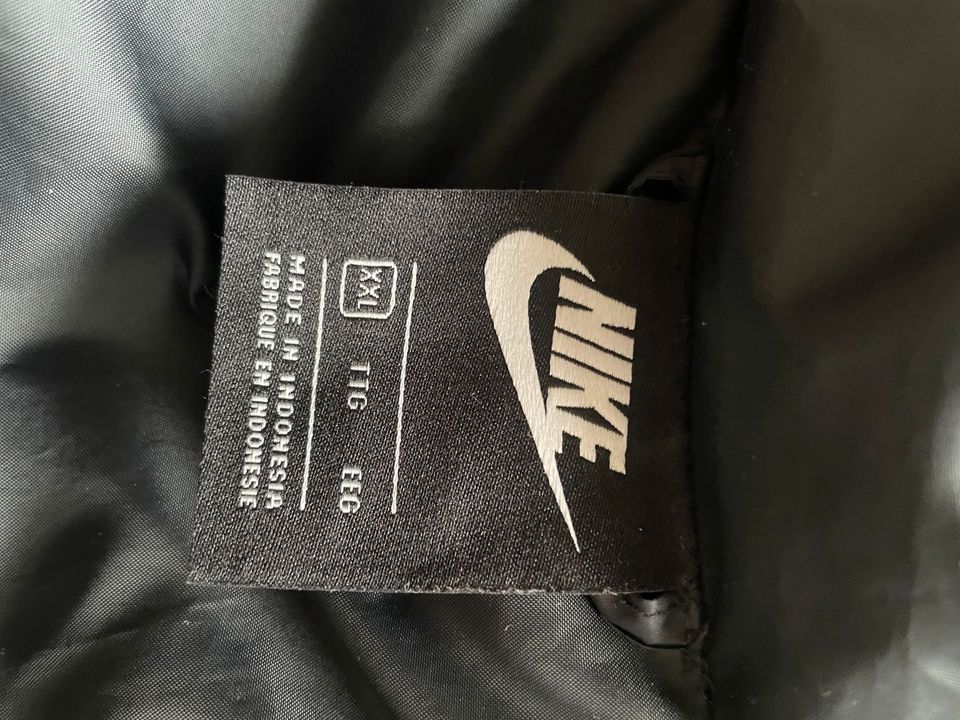 NIKE warme Jacke Gr. XXL schwarz in Linden