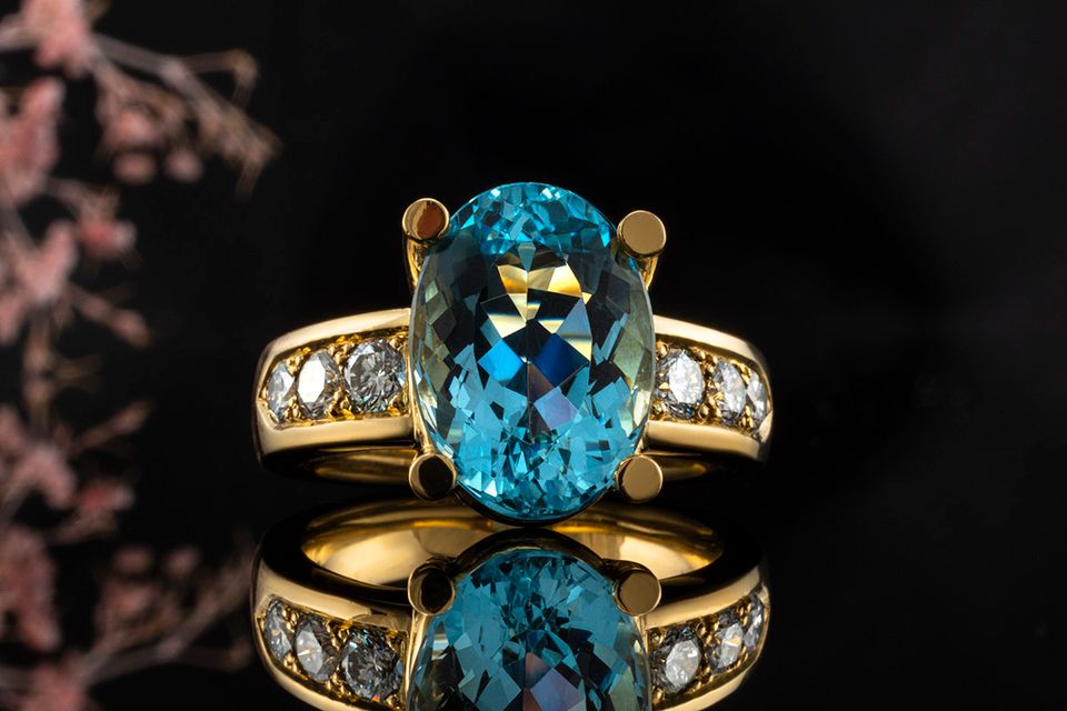 Ring mit Aquamarin Oval Gelbgold 750 Goldschmiedearbeit Diamanten in Wegberg