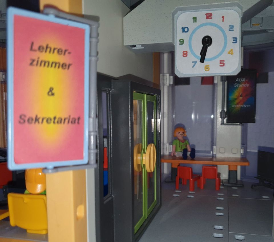 Playmobil Schule 4324 XXL, 4 Etagen, Turnhalle, Bus + Haltestelle in Lachendorf