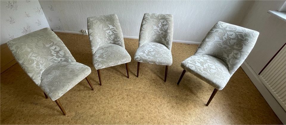 4 gepolsterte Wohnzimmer Stühle im Retrostil in Kirchberg