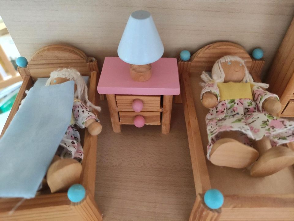 Puppenhaus aus Holz mit Möbeln und Puppen in Berlin