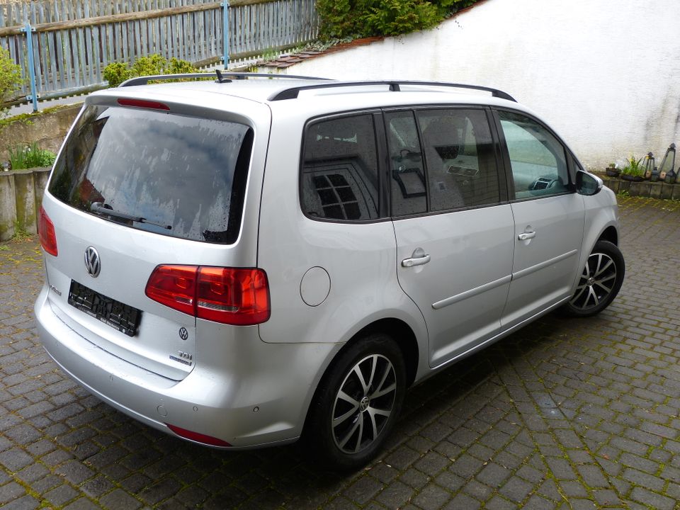 VW Touran 1,6 TDI Blue Motion  5-Sitzer in Borken