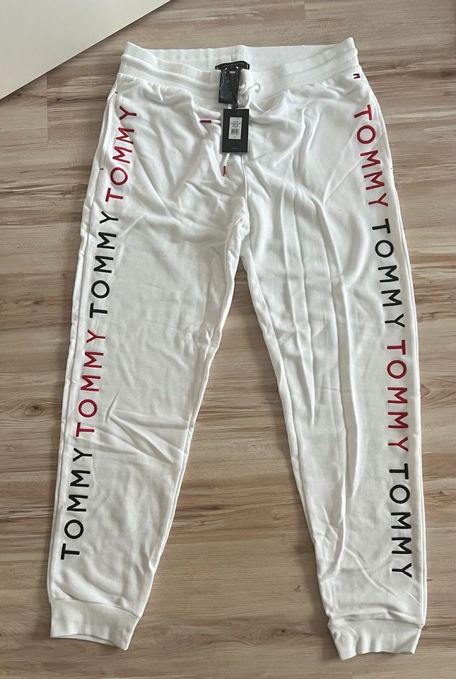 TOMMY HILFIGER Sweathose mit Label-Schriftzügen in weiß NEU! in  Nordrhein-Westfalen - Troisdorf | eBay Kleinanzeigen ist jetzt Kleinanzeigen | Jogginghosen