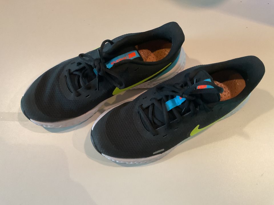 Verkaufe fasst ungebrauchte Nike Schuhe Größe 39 schwarz Neon. in Oetzen