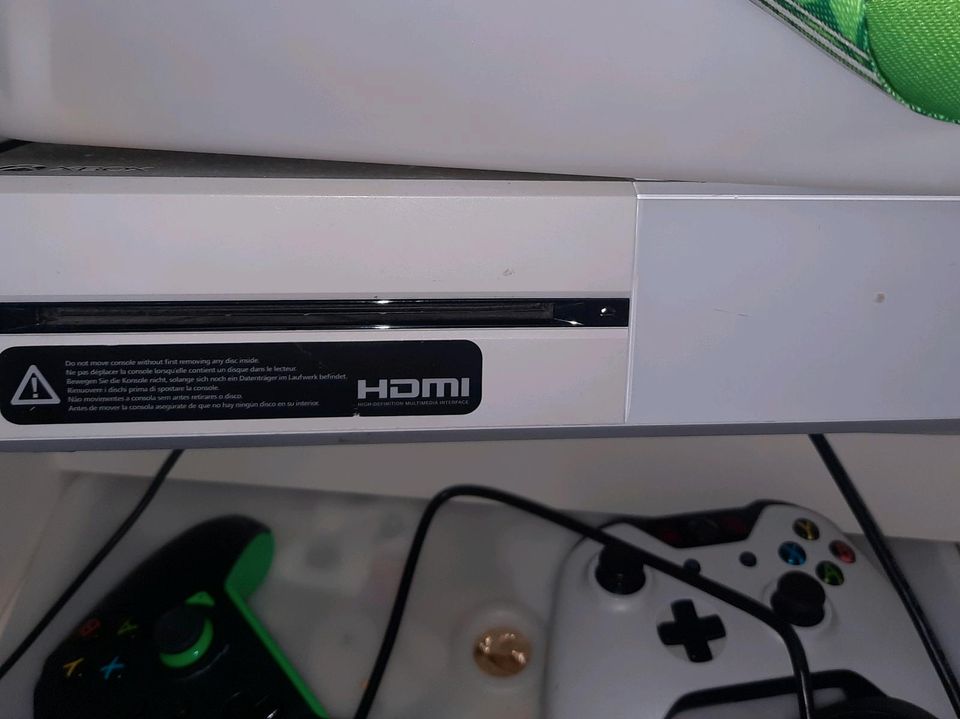 Xbox one mit Spielen und 2 Controller in Berlin