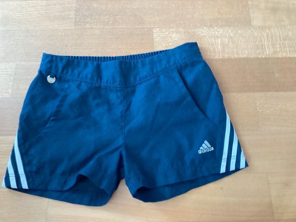 Adidas Trainingsshorts Tennis Kinder 116 luftig in Ratingen