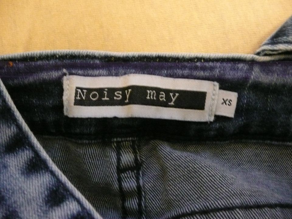 Noisy may Shorts mit Trägern, Größe XS in Berlin