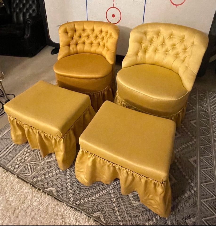 2 Ohrensessel Sessel Stühle mit Fußbänken Vintage Retro in Bedburg-Hau