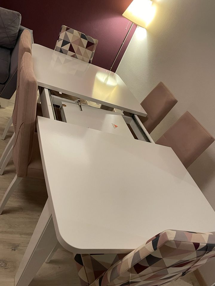 Modernes Esszimmerset: Hochglanz Esstisch mit 6 lebhaften Stühlen in Gießen