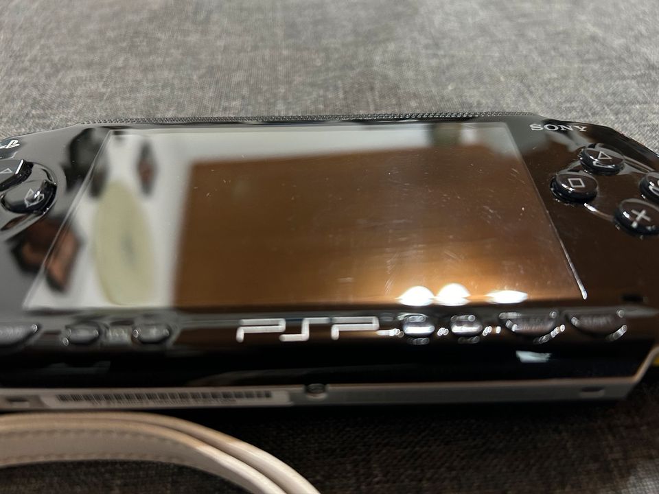 Sony Playstation Portable (PSP) mit Zubehör in Braunfels