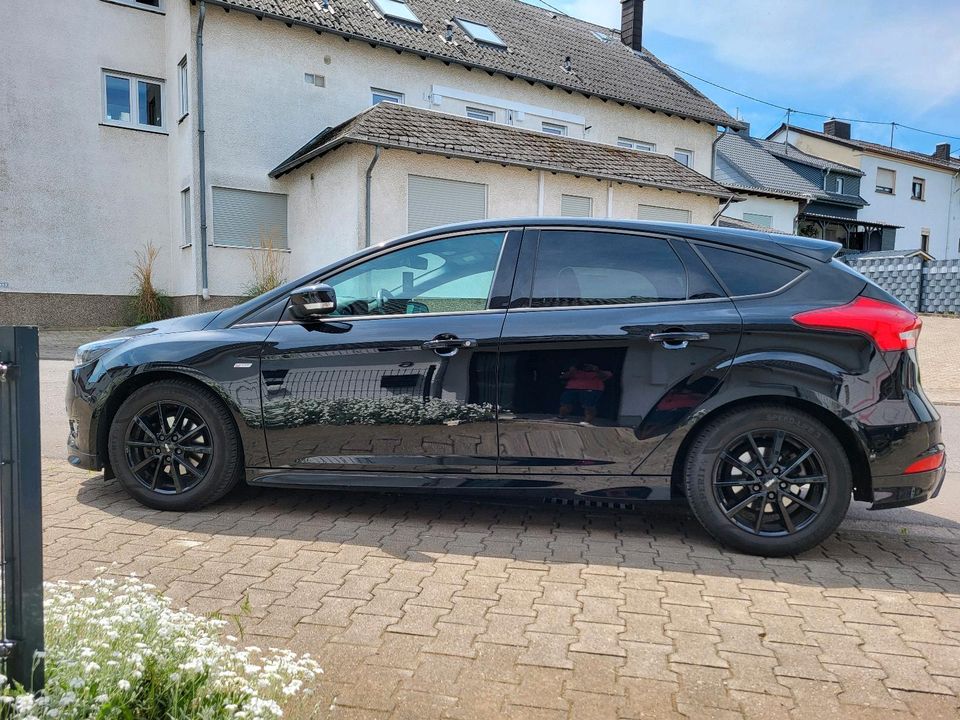 Ford Focus ST Line Black Edition in Schiffweiler