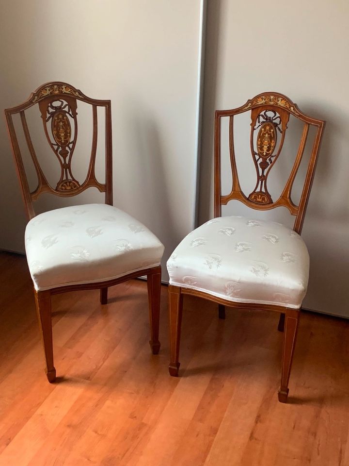 Zwei wunderschöne Vintage Stühle mit tollen Rückenlehnen in Bochum