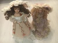 2x schöne große Puppe Porzellanpuppe Deko handbemalt inkl Ständer Stuttgart - Vaihingen Vorschau