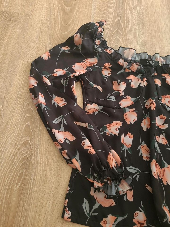 Bluse mit Blumenmuster und Rüschen in Landau a d Isar