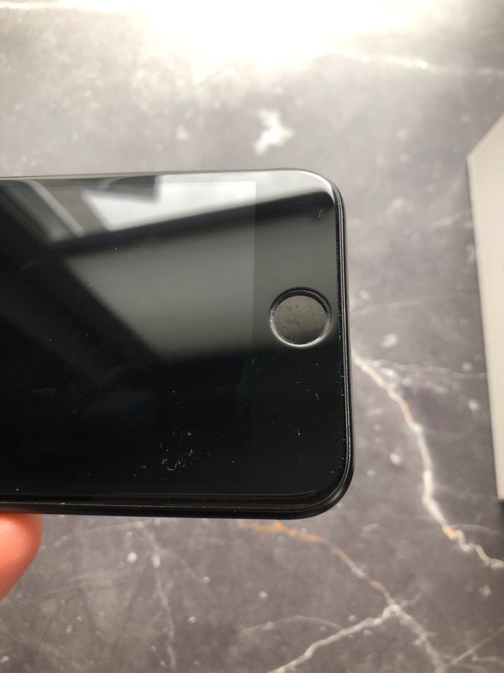 Apple IPhone 7 32 GB schwarz mit Schutzglas in Neckarbischofsheim