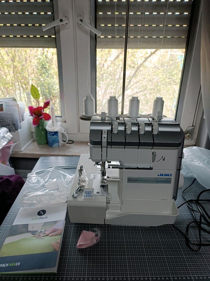 Juki Mo-2500 Overlock mit Kniehebel in Kerpen