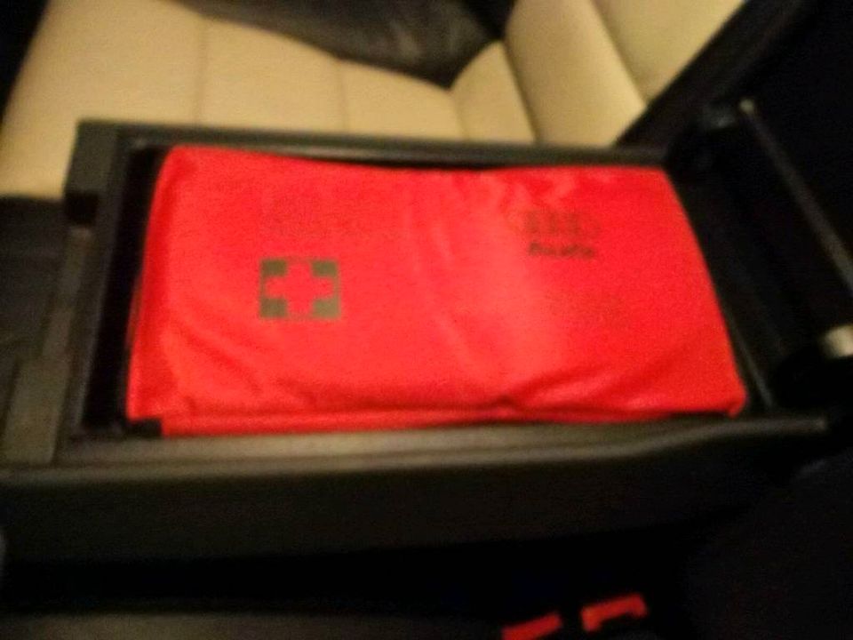 Original Audi A 6 Verbandtasche Warndreieck unbenutzt neuwertig in Bad König