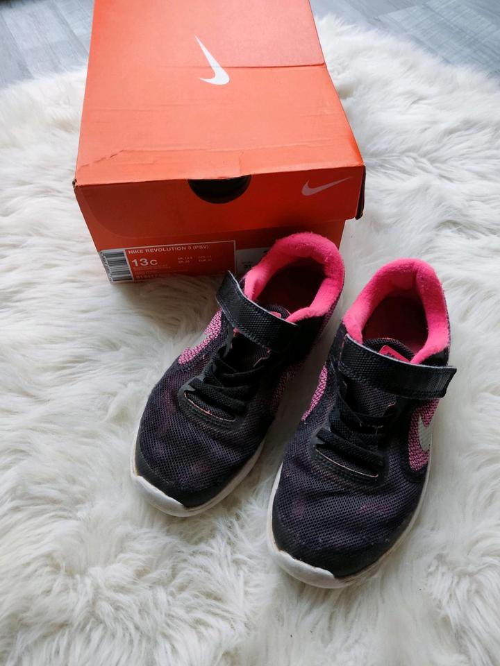 Nike,Turnschuhe,Sportschuhe,Schuhe,Gr. 31,schwarz,pink,Mädchen in Oyten