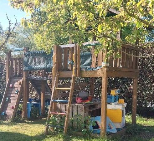 Spielturm mit Rutsche und Hängebrücke in Schwandorf